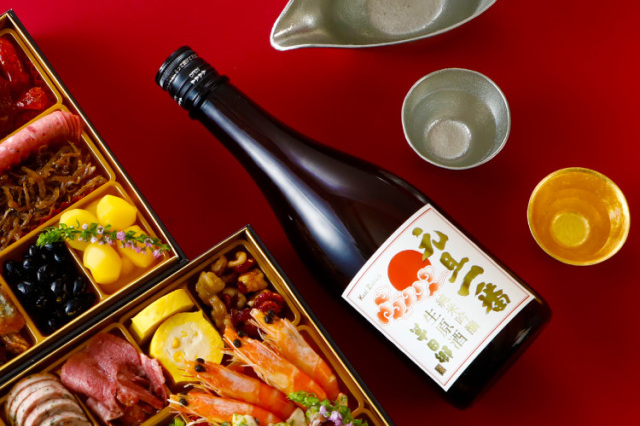 おせち料理と共に置かれる酒瓶