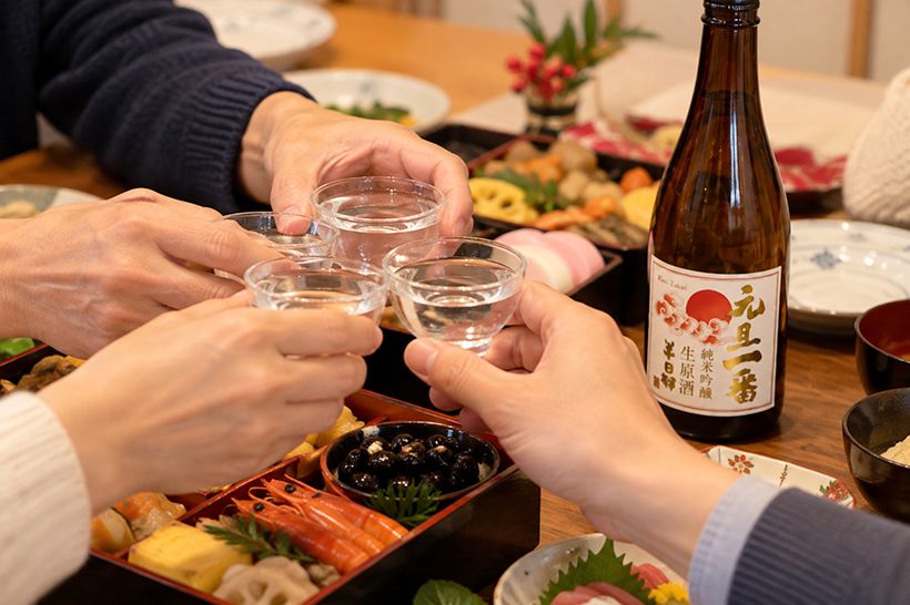 ご家族の乾杯シーン（お正月の居間）