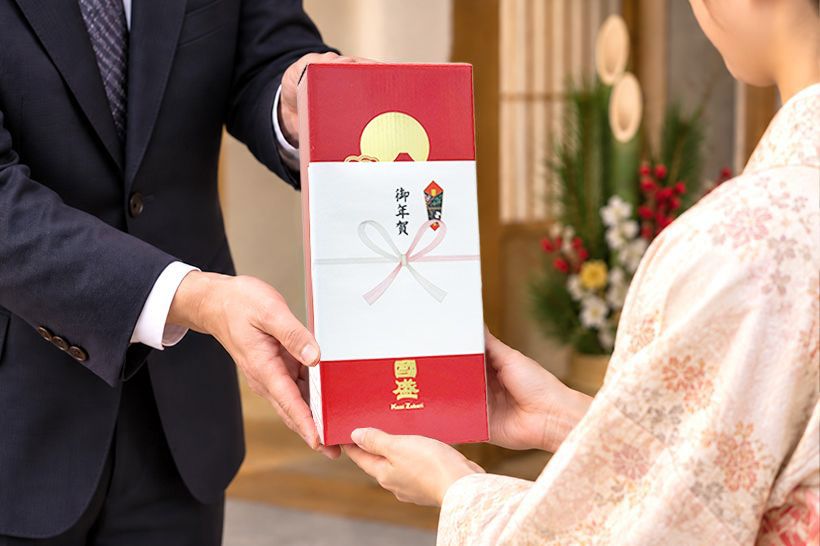 御年賀の熨斗・化粧箱を手渡すシーン
